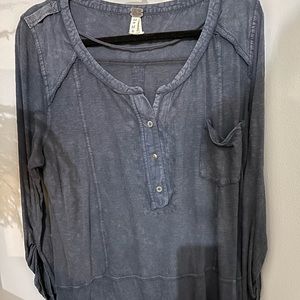 Free People - We the Free shirt in navy blue - size: medium